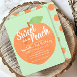 Zoet als een Peach Kids Verjaardag Kaart<br><div class="desc">Vier de speciale dag van je liefje met dit Sweet as a Peach Kids verjaardagsontwerp. Het ontwerp is voorzien van een grote perzik tegen een lichtgroene achtergrond. Het omgekeerde is een patroon van perziken.</div>
