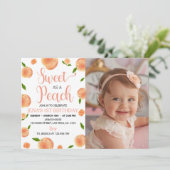Zoet als een perzik foto verjaardag uitnodiging (Staand voorkant)