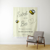 Zoet als kan Bee Lichtgeel Baby shower Wandkleed (In situ)