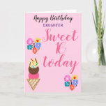 Zoet Birthday Daughter Flowers geven AGE uit Kaart<br><div class="desc">Sweet 16e Dochter verjaardagswensen. Personaliseer je voor elke leeftijd. 16 vandaag wordt geschreven in aardbeienkleurenmanuscript.  heldere bloemen in roze blauwe gele groene sinaasappel,  en jummy vanille,  chocolade,  aardbeibesproeide ijskap. Lichtroze achtergrond. Het speciale bericht van het verlof binnen,  of personaliseert. Origineel ontwerp van kunstwerk en Kaart Verse © TamiraZDesign</div>