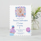 Zoet blauw snoep met fotoverjaardag kaart (Staand voorkant)