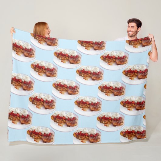 Zoet brood met aardbeien en room fleece deken (In situ)