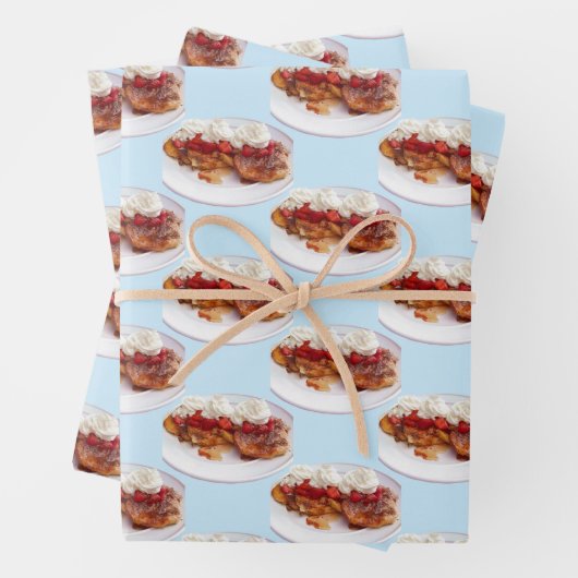 Zoet brood met aardbeien en room inpakpapier vel (In situ)