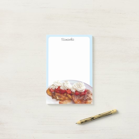 Zoet brood met aardbeien en room post-it® notes (Op bureau)