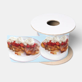 Zoet brood met aardbeien en room satijnen lint