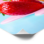 Zoet ijsje met aardbeien Glanzend Poster (Hoek)