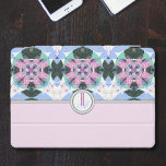 Zoet kleurrijk geometrisch patroon monogram iPad pro cover<br><div class="desc">Een prachtig geometrisch patroon met zoete kleuren (blauw,  roze,  wit en groen) voor de bovenste helft van deze iPad behuizing. De onderste helft blijft lichtroze om een ruimtesensatie te geven. In het midden in een metaalachtige cirkel staat je monogram,  geschreven in zeer chique geïnterlinieerde letters.</div>