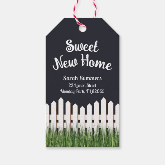 Zoet nieuw huis met witte omheining en gras cadeaulabel (Voorkant)