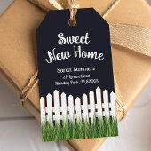 Zoet nieuw huis met witte omheining en gras cadeaulabel