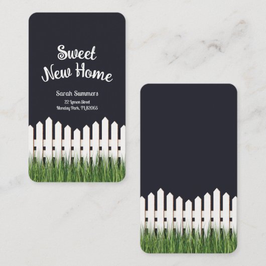Zoet nieuw huis met witte omheining en gras visitekaartje (Voorkant / Achterkant)
