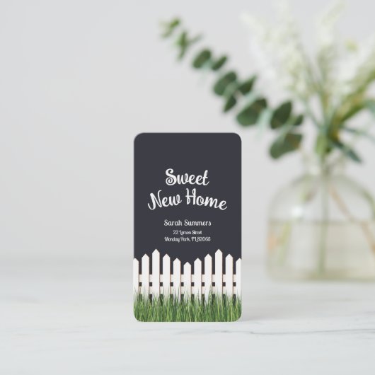 Zoet nieuw huis met witte omheining en gras visitekaartje (Staand voorkant)