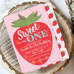 Zoet om één aardbei Kinder eerste verjaardag te zi Kaart<br><div class="desc">Viel de speciale dag van je lieverd met deze Sweet om een Kinder eerstejaars van de aardbei te worden. Het ontwerp biedt een grote rode aardbei tegen een roze achtergrond. Het omgekeerde is een patroon van aardbeien. U kunt dit verder aanpassen door op de "PERSONALIZE"knoop te klikken. Overeenkomende objecten in...</div>