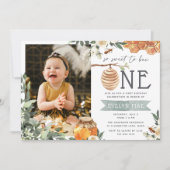 Zoet om één te zijn | Bee Theme Foto Birthday Part Kaart (Voorkant)