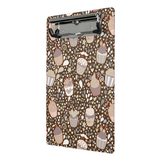 Zoet patroon gemaakt van smaakvolle cupcakes mini klembord (Angled2)