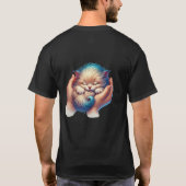Zoet slapend kitten met blauwe punten in de handen t-shirt (Achterkant)