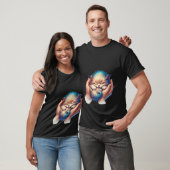 Zoet slapend kitten met blauwe punten in de handen t-shirt (Unisex)