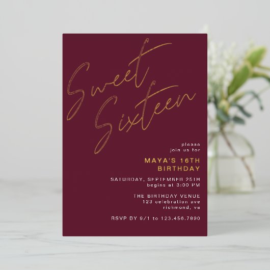 Zoet Zestien Bourgogne Rood en Goud 16e Verjaardag Folie Uitnodiging (Staand Voorkant)