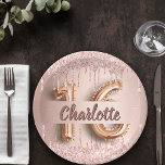 Zoete 16 16e verjaardag roos goud glitter monogram papieren bordje<br><div class="desc">Voor een meisje en glamoureus Sweet 16,  16e verjaardagsfeestje. Een roos gouden faux metallische achtergrond met faux glitterdruppels,  een druppelaar voor verf. Pas een naam aan en voeg deze toe. De naam wordt geschreven in donker roos goud met een modern handgeschreven stijlmanuscript. Nummer 16 wordt geschreven met een ballonstijllettertype.</div>