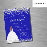 Zoete 16 koningsblauwe glitter jurk luxe magnetische uitnodiging<br><div class="desc">Een moderne,  stijlvolle en glamoureuze magnetische uitnodiging voor een Sweet 16,  16th verjaardagsfeestje. Een koningsblauwe achtergrond met faux glitter sparkles,  een meisje met een baljurk. De naam is geschreven met een modern handschrift. Personaliseer en voeg uw feestdetails toe.</div>