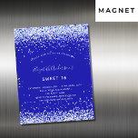 Zoete 16 royal blue luxe magnetische uitnodiging<br><div class="desc">Een moderne,  stijlvolle en glamoureuze uitnodigingsmagneet voor een Sweet 16,  16e verjaardagsfeestje. Een koninklijke blauwe achtergrond,  versierd met faux glitter sparkles. Personaliseer en voeg jouw naam en partijdetails toe.</div>