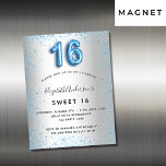 Zoete 16 zilverblauwe glitter-aantrekkingsmagneet<br><div class="desc">Een moderne,  stijlvolle en glamoureuze magneet-uitnodiging voor het Sweet 16,  16e verjaardagsfeest van een meisje. Een faux zilveren achtergrond,  versierd met blauw gekleurd glitterstof. Personaliseer en voeg jouw naam en partijdetails toe. Nummer 16 wordt geschreven met een ballonstijllettertype,  script.</div>