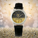 Zoete 16 zwarte goudmonogram horloge<br><div class="desc">Elegant, klassiek, glamoureus en vrouwelijk. Een faux goudkleurige boog en lint met gouden glitter en glans, een beetje verbijsterend en luxe voor een verjaardagscadeau of een cadeau. Zwarte achtergrond. Sjablonen voor haar naam en de leeftijd van 16 jaar. De naam wordt geschreven met een modern handgeschreven stijlmanuscript met letters. Goudkleurige...</div>