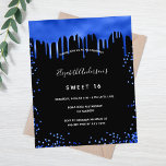 Zoete 16 zwarte royal blue budget-uitnodiging flyer<br><div class="desc">Let op: deze uitnodiging is op flyer paper en erg dun. Enveloppen zijn niet inbegrepen. Ga naar onze winkel voor nog meer dikkere uitnodigingen (hetzelfde ontwerp). Een kleine en trendy Sweet 16, 16e verjaardag uitnodiging. Aan de voorzijde: een zwarte achtergrond. Gedecorreerd met royal blue faux glitter druppels, verfdruppelend uiterlijk. Pas...</div>