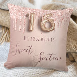 Zoete 16e zestien 16 roos goudglittermonogram kussen<br><div class="desc">Een kussen voor een 16e meisjeskamer. Een faux roos gouden achtergrond met faux roos goud en roze glitter druppels,  verfdruppelend uiterlijk. De tekst: Sweet Sixteen is geschreven in donker roos goud met een groot modern handgeschreven stijlscript. Pas een naam aan en voeg deze toe.</div>