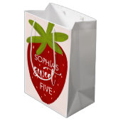 Zoete aardbei kinderen verjaardag medium cadeauzakje (Achterkant Gekanteld)