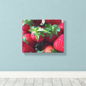 Zoete aardbeien canvas afdruk (Insitu (Houten vloer))