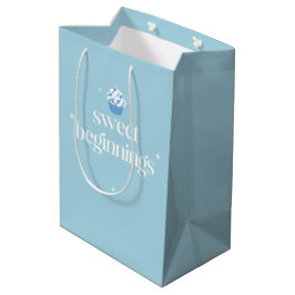 Zoete Beginningen | Poederblauwe & Witte Babyborre Medium Cadeauzakje