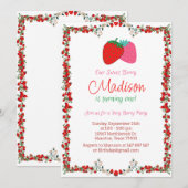 Zoete bessen aardbeien eerste verjaardag uitnodigi kaart (Voorkant / Achterkant)