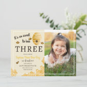 Zoete Bij Drie Honingraat 3e Verjaardagsfoto Kaart (Staand voorkant)