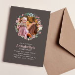 Zoete Bloemen krans Custom Foto Verjaardagsfeest Kaart<br><div class="desc">Deze schattige uitnodigingen zijn voorzien van een sierlijke illustratie van een bloemenkrans in prachtige pastelkleuren op een dunne verticale strepen achtergrond en kunnen worden gepersonaliseerd met uw aangepaste foto en tekst. Perfect ontwerp voor lieve zestien verjaardagsfeestjes,  quinceaneras,  meisjesverjaardagsfeestjes,  en meer!</div>