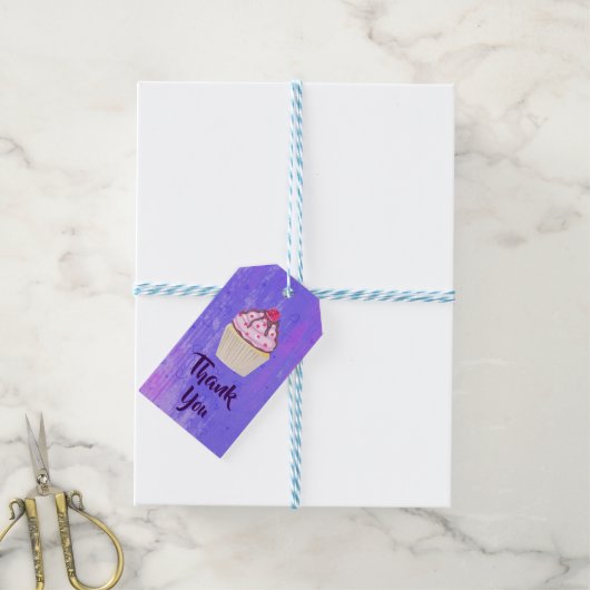Zoete Cupcake met Framboos op Top Dank u Cadeaulabel (Met Touw)