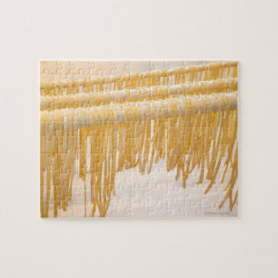 Zoete deegwaren drogen op een houten rek legpuzzel