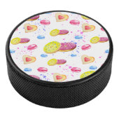 Zoete donuts met kleurrijk glazen patroon hockey puck (3/4)