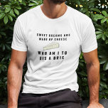 Zoete dromen zijn gemaakt van kaas. | MANNEN T-shirt<br><div class="desc">Er zijn mooie dromen van kaas... Wie ben ik om een Brie te ontslaan? Het grappige t-shirt (kaasachtig? maar op een goede manier) kenmerkt het puntige gezegde in een retro-achtige zwarte tekst,  met een smakelijke brie-kaasillustratie.</div>