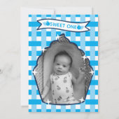 Zoete Eerste Verjaardag Gingham Foto Uitnodigingen (Achterkant)