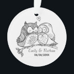 Zoete eigenaars in Love Romantic Custom Couples Ornament<br><div class="desc">Sweet-liefdesillustratie van vogels op een aangepast keepaardnaambord om je te personaliseren met datums en namen voor elke romantische gelegenheid.</div>