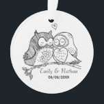 Zoete eigenaars in Love Romantic Custom Couples Ornament<br><div class="desc">Sweet-liefdesillustratie van vogels op een aangepast keepaardnaambord om je te personaliseren met datums en namen voor elke romantische gelegenheid.</div>