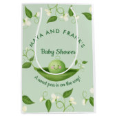 Zoete erwt in een Baby shower met peul Medium Cadeauzakje (Voorkant)
