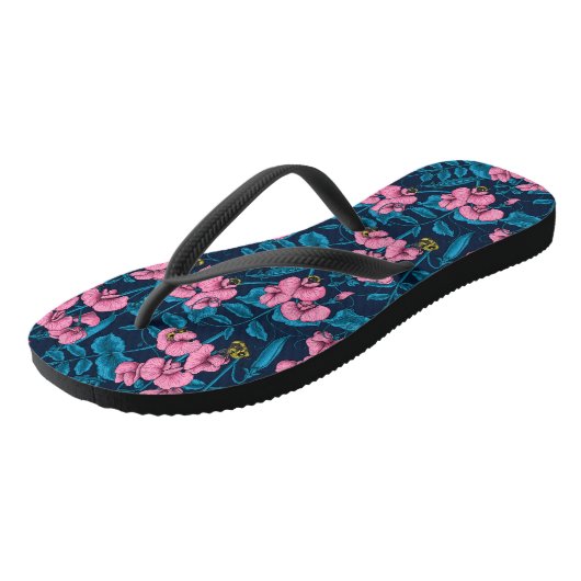 Zoete erwten en hommels, roze en blauw teenslippers (Schuin)