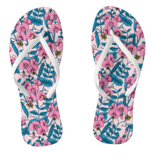 Zoete erwten en hommels, roze en blauw teenslippers