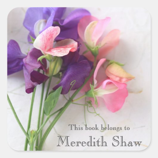 Zoete erwten op getextureerde boekplaat van papier vierkante sticker (Voorkant)