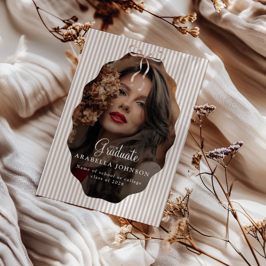 Zoete gestreepte beige lint foto afstudeerfeest aankondiging