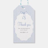 Zoete gestreepte blauwe strik baby shower bedankt cadeaulabel (Voorkant)