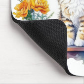 Zoete grillige kat in venster van bloemen muismat (Hoek)