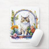 Zoete grillige kat in venster van bloemen muismat (Met muis)