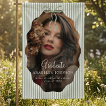 Zoete groene gestreepte strik foto afstudeerfeest spandoek<br><div class="desc">Geef je afstudeerfeest een upgrade met onze stijlvolle en trendy afstudeerbanners. Deze aankondigingen hebben verfijnde groene strepen en een zoete waterverf groene lint in een strik,  waarmee stijl en elegantie perfect samenkomen.</div>